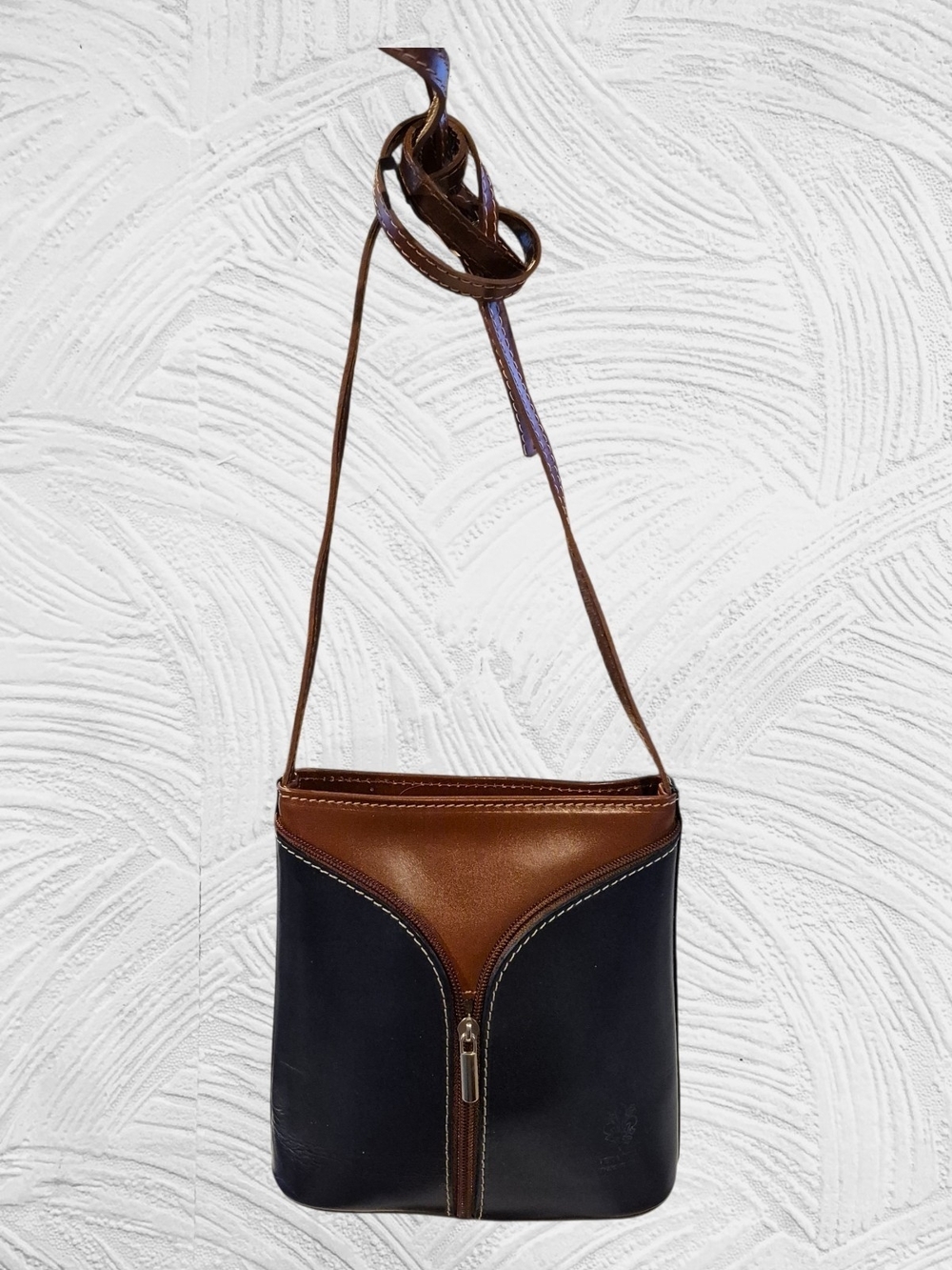Vera Pelle Two-Tone Navy And Brown Italian Leather Crossbody Zip Bag